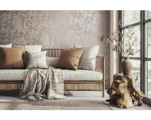 Salon avec papier peint à motifs, canapé avec coussins et décoration