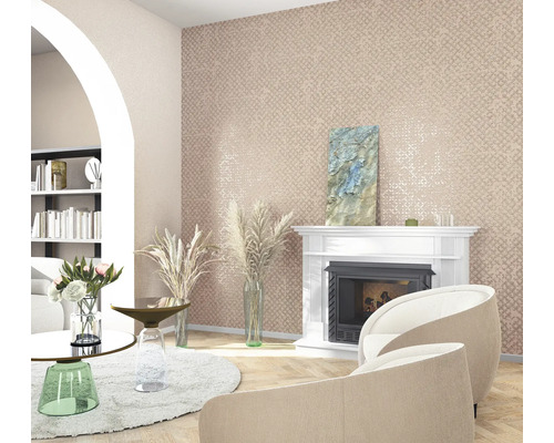 Salon avec papier peint à motifs, cheminée et sièges