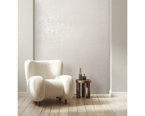 Salon lumineux avec papier peint à motifs, fauteuil et table d''appoint