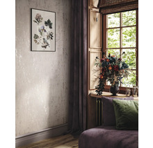 Wohnzimmer mit gemusterter Tapete, einem gerahmten Pflanzenbild, Vorhängen und einem Fenster mit Blumenarrangement