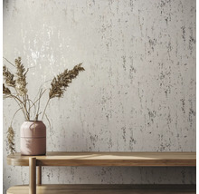 Wand mit Texturtapete, Tisch und Vase mit trockenem Gras