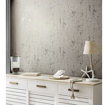 Dekoratives Interieur mit gemusterter Tapete, Kommode und Lampe