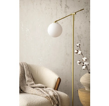 Szene mit Stehlampe, Sessel, Wolldecke und Baumwollzweig in Vase