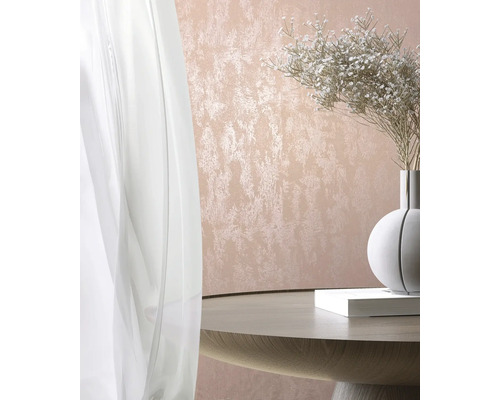 Ambiance intérieure décorative avec papier peint textile, table et rideau