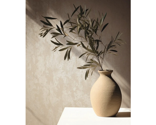 Vase décorative avec branches d''olivier sur une table