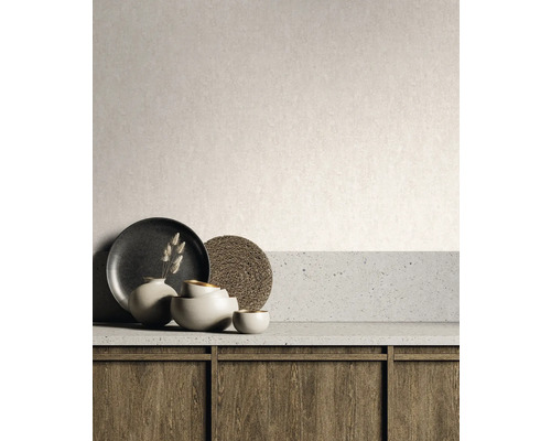 Szene mit Geschirr, Tischset und Holzschrank