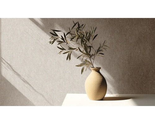 Dekorative Äste in einer Keramikvase auf einem Tisch