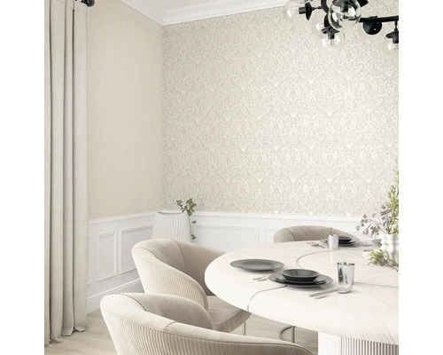 Intérieur avec papier peint à motifs, table à manger et chaises