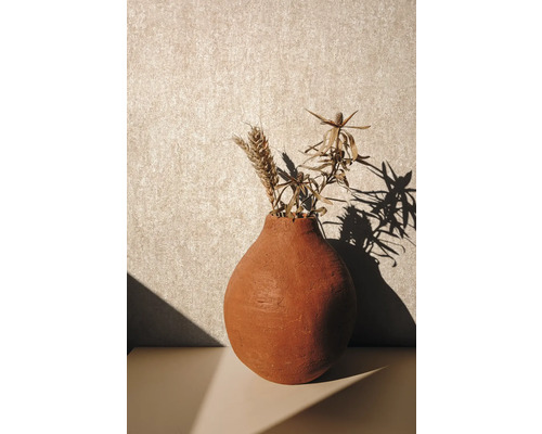 Vase décoratif avec fleurs séchées sur table