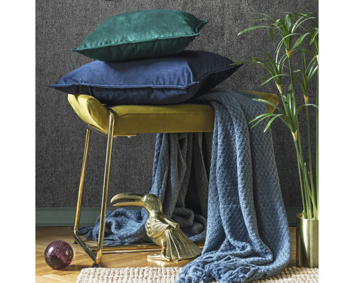 Scène avec tabourets, coussins, couverture, décoration et plante d''intérieur