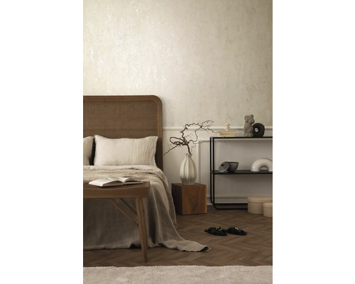 Chambre avec lit, étagère et objets de décoration