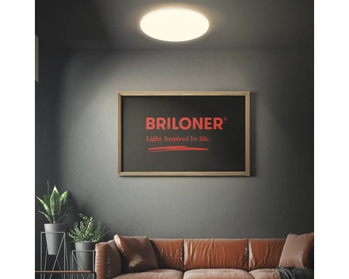 Wohnzimmer mit Deckenleuchte und Briloner Logo