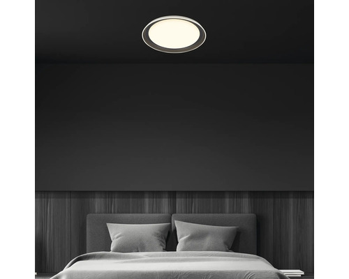 Schlafzimmer mit Deckenleuchte und Bett