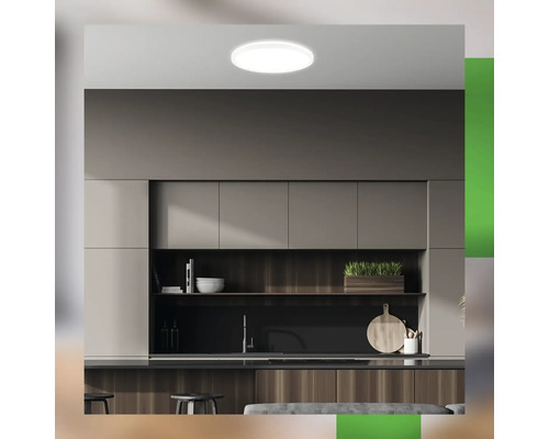 Deckenleuchte in einer Küche mit grauen Schränken