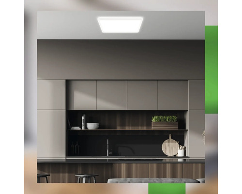 Moderne Küche mit quadratischer Deckenleuchte für helle Beleuchtung