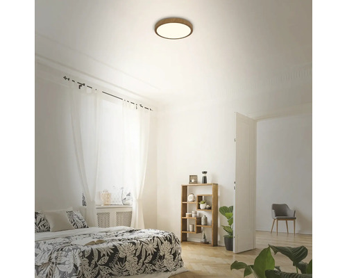Chambre lumineuse avec plafonnier, lit, étagère et rideaux