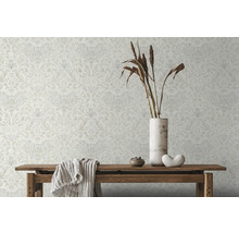 Papier peint décoratif à motifs floraux sur un mur