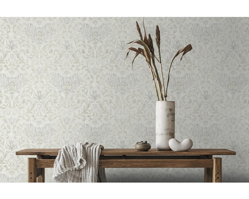 Dekorative Tapete mit floralem Muster an einer Wand