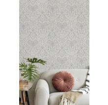 Wand mit Blumentapete hinter Sofa
