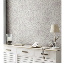 Dekoratives Zimmer mit floral gemusterter Tapete und Kommode