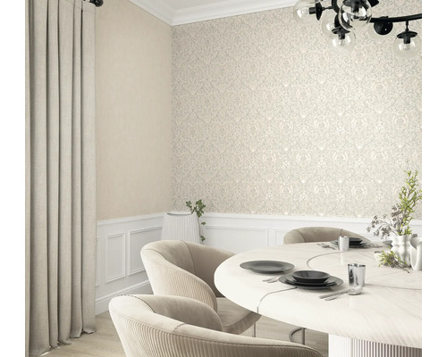 Salle à manger avec papier peint à motifs, rideaux et table ronde