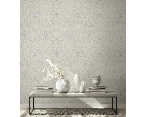 Intérieur avec papier peint à motifs, table, vases et décoration