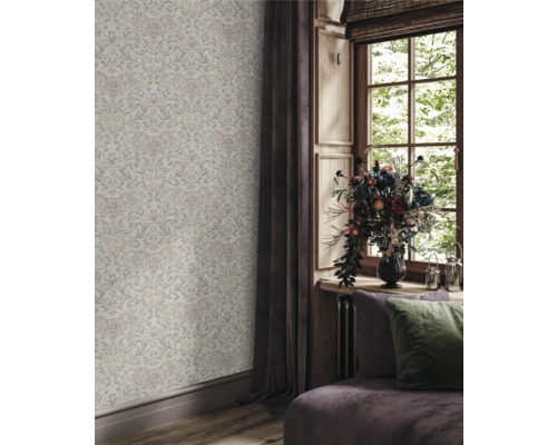 Detailaufnahme eines Raumes mit floral gemusterter Tapete und Fenster