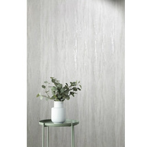 Dekorative Wand mit Tapete in Marmoroptik, Tisch und Vase mit Pflanzen