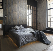 Schlafzimmer im Loftstil mit Bett, Textiltapete und großen Fenstern