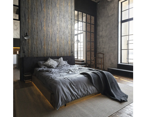 Schlafzimmer im Loftstil mit Bett, Textiltapete und großen Fenstern