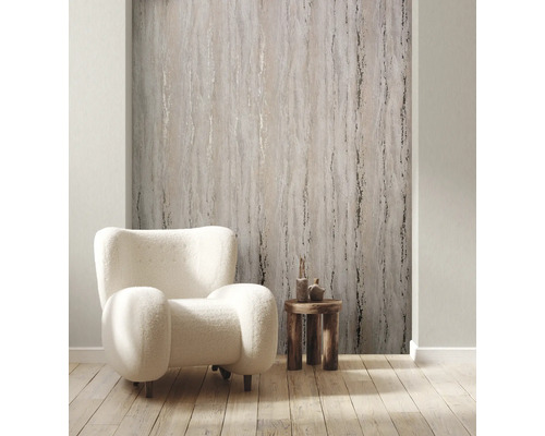 Intérieur avec papier peint à motifs, fauteuil et table d''appoint