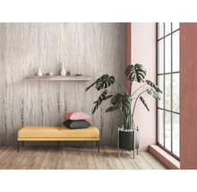 Modernes Interieur mit gemusterter Tapete, Sitzbank und Zimmerpflanze.
