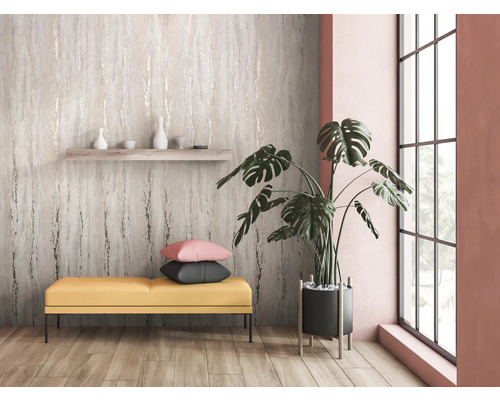 Intérieur moderne avec papier peint à motifs, banquette et plante d''intérieur.