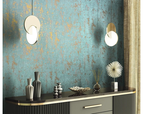 Intérieur décoratif avec commode, vases, diffuseur, objet décoratif et deux suspensions devant un mur structuré