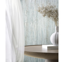 Dekorative Wand mit Tapete, Tisch, Vase und Vorhang