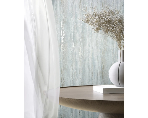 Mur décoratif avec papier peint, table, vase et rideau