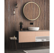 Badezimmer mit Waschtisch, Spiegel, Lampe und Dekoration
