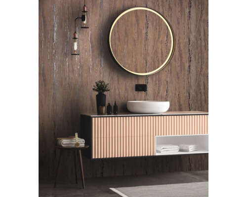 Badezimmer mit Waschtisch, Spiegel, Lampe und Dekoration