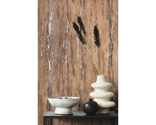 Dekoratives Wohnambiente mit Relief Tapete und Vasen auf einem Tisch.