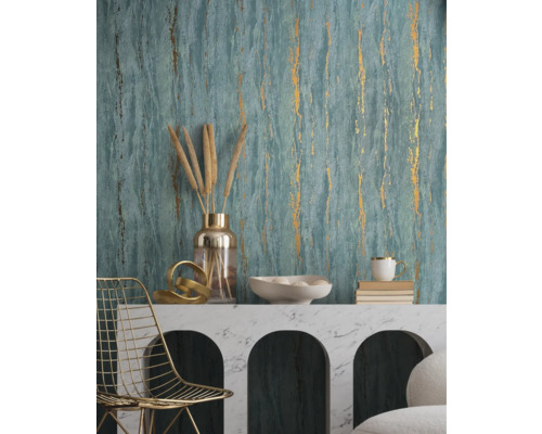 Szene mit Tapete, Regal, Dekoration und Stuhl