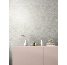 Papier peint à motifs floraux au-dessus d''un buffet