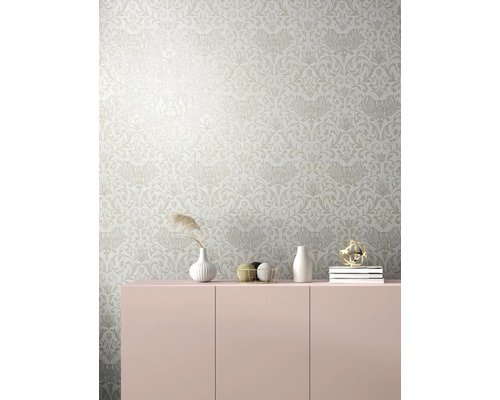 Tapete mit Blumenmuster über einem Sideboard