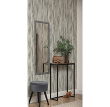 Dekorativer Raum mit Spiegel, Konsole, Hocker, Handtasche und Wandtapete in Holzoptik.