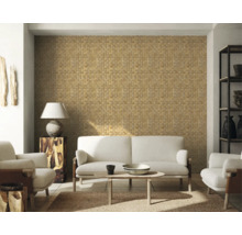 Wohnzimmer mit Mosaikwand, Sofa und Sesseln