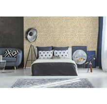 Schlafzimmer mit Mosaikwand, Bett, Sofa und Dekorationsgegenständen für eine helle und einladende Atmosphäre.