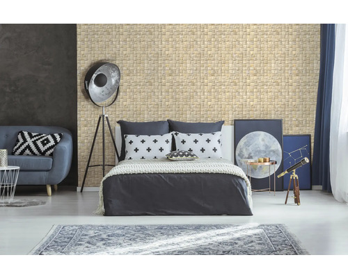 Schlafzimmer mit Mosaikwand, Bett, Sofa und Dekorationsgegenständen für eine helle und einladende Atmosphäre.