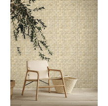 Wohnraum mit Wandgestaltung aus Mosaikfliesen und Sitzgelegenheit