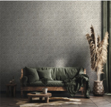 Wohnzimmer mit grauer Wandtapete in Steinoptik, Sofa und Dekorationen für ein gemütliches Ambiente