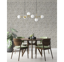 Esszimmer mit Esstisch, Stühlen und Hängelampe vor einer Wand mit Steinpaneelen