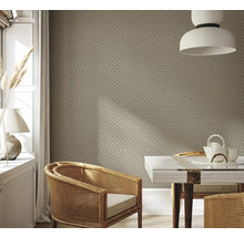 Esszimmer mit Rattanmöbeln und gemusterter Tapete